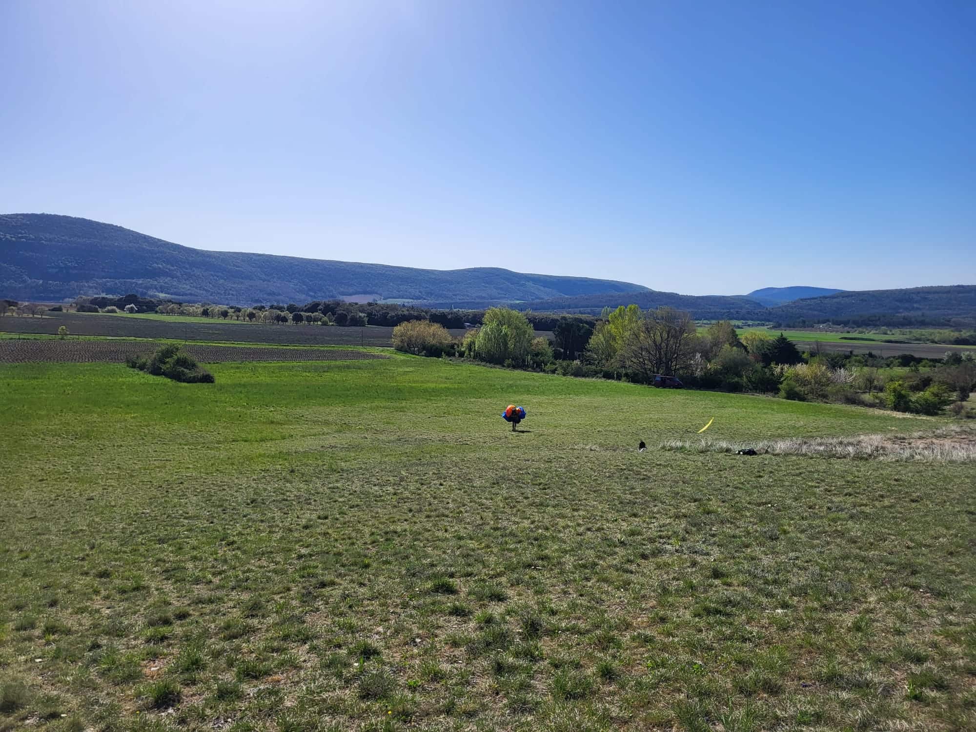 Atterrissage en parapente dans une prairie du Luberon — école Coccin'ailes Banon