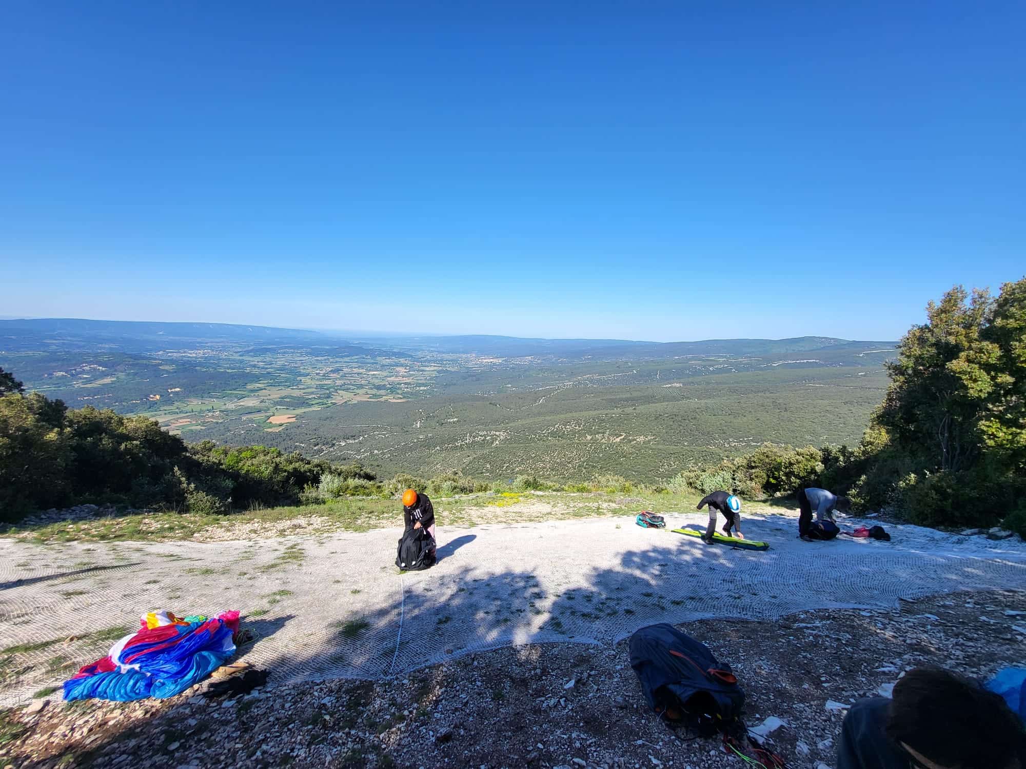 Site de décollage en parapente avec vue panoramique sur le Luberon depuis Banon