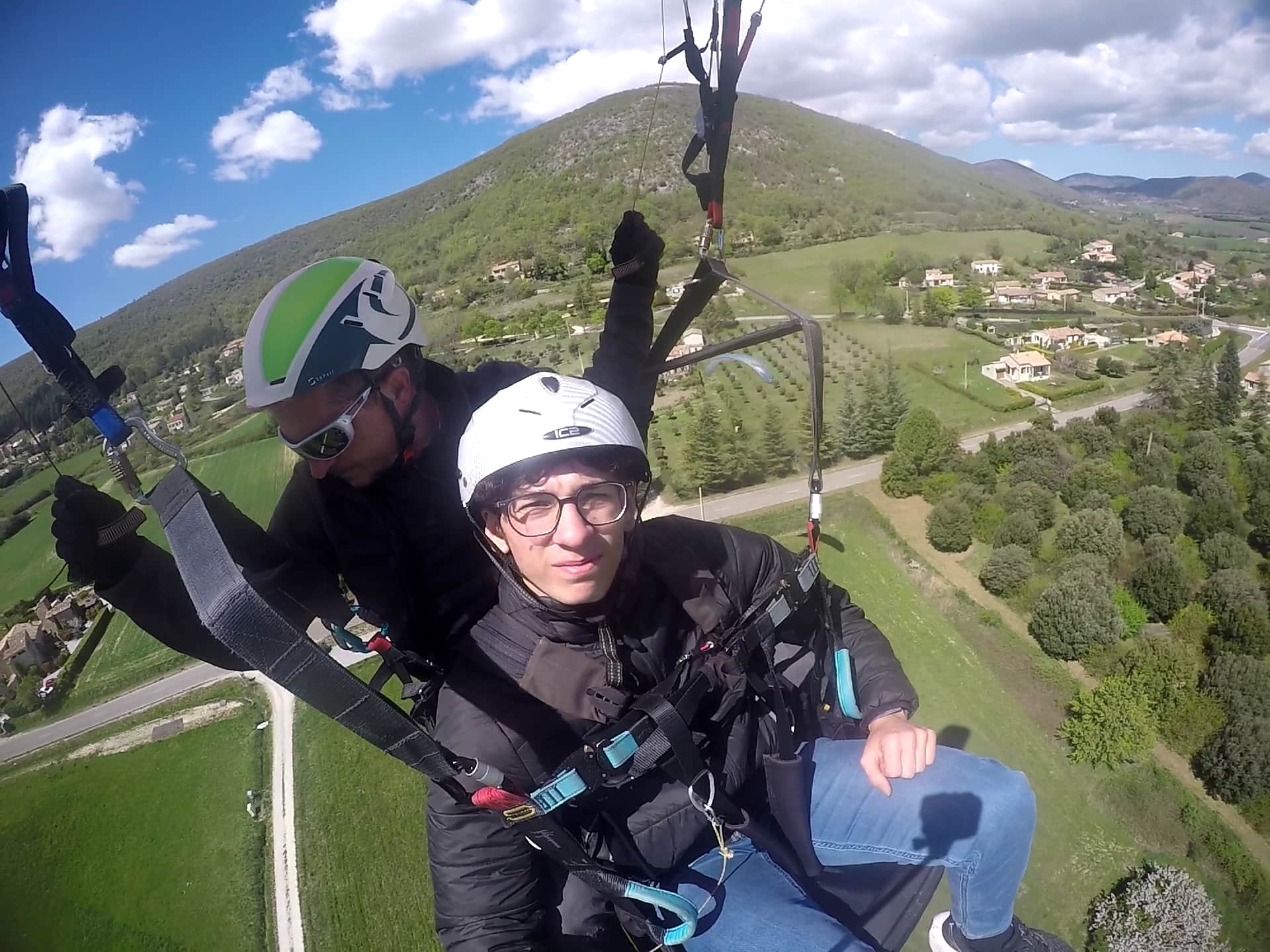 Vol parapente tandem avec la montagne de Lure et le Luberon en arrière-plan