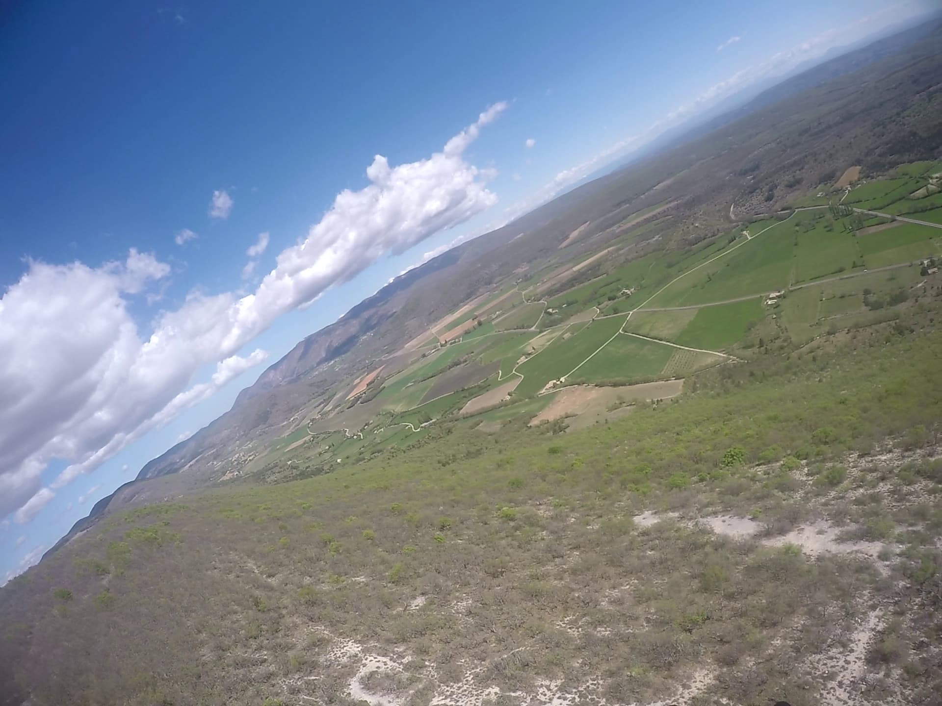 Vue aérienne des paysages de Provence depuis un parapente — Alpes-de-Haute-Provence