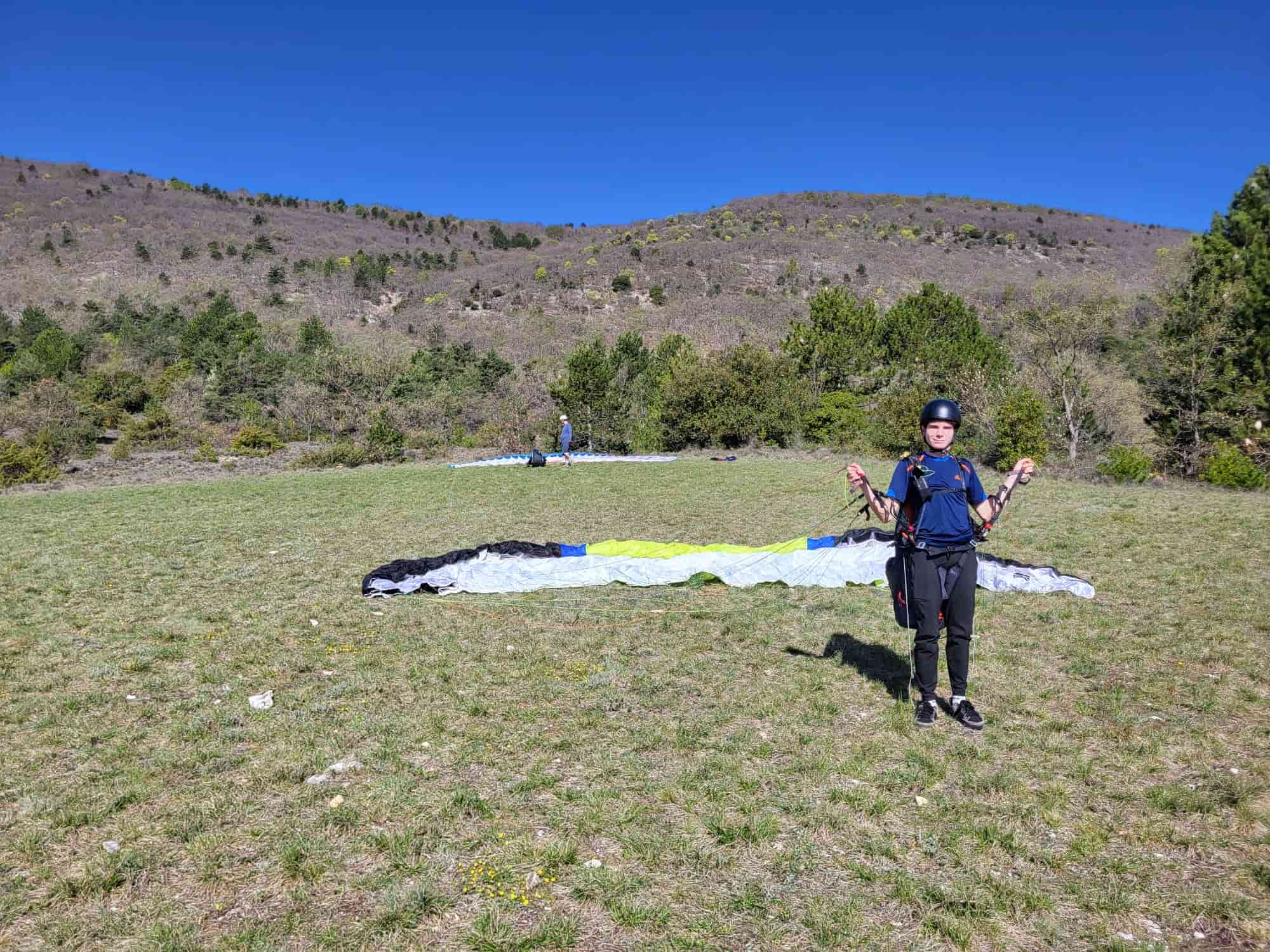 Stage parapente FFVL — élève prêt à décoller en pente-école à Banon