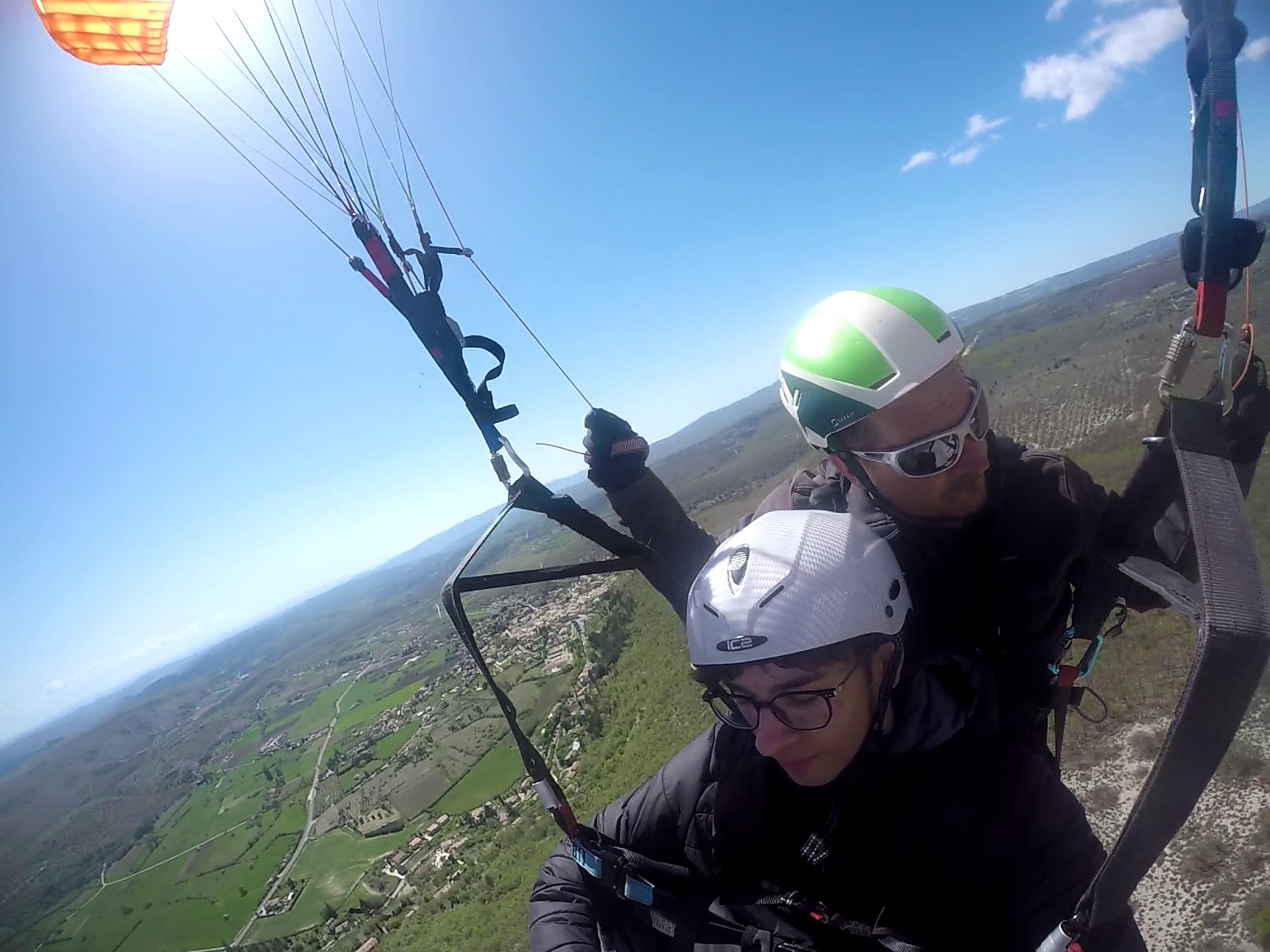 Survol d'un village perché du Luberon en parapente biplace avec Coccin'ailes Banon