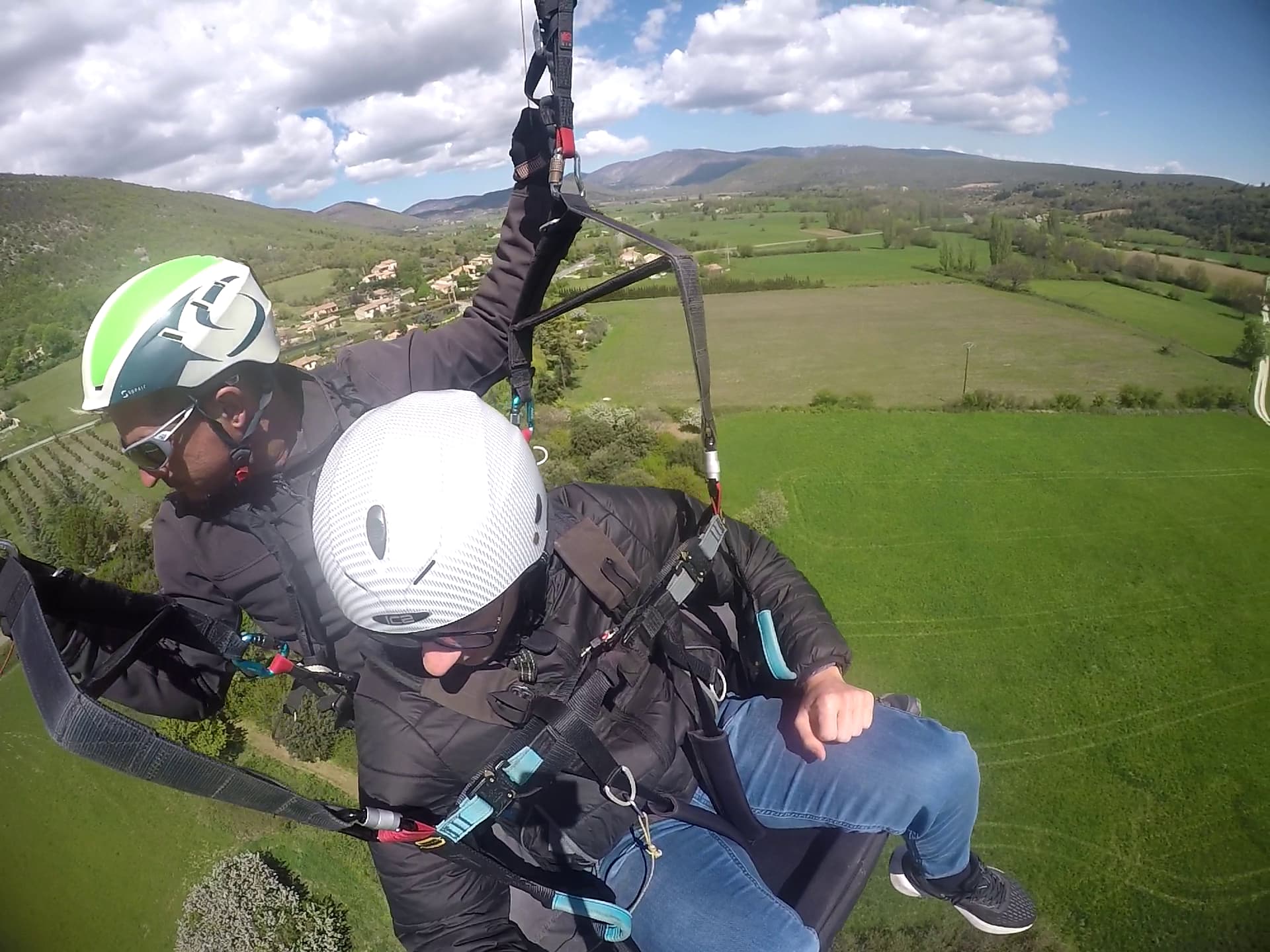 Vol parapente paisible au-dessus des champs de Provence depuis Banon