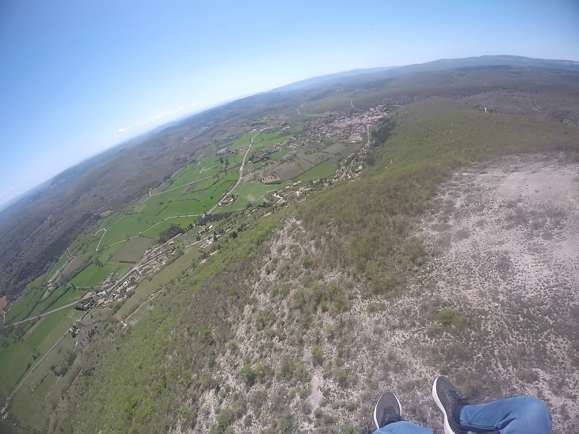 Vue aérienne du Luberon en parapente — premier plan vue parapente Banon